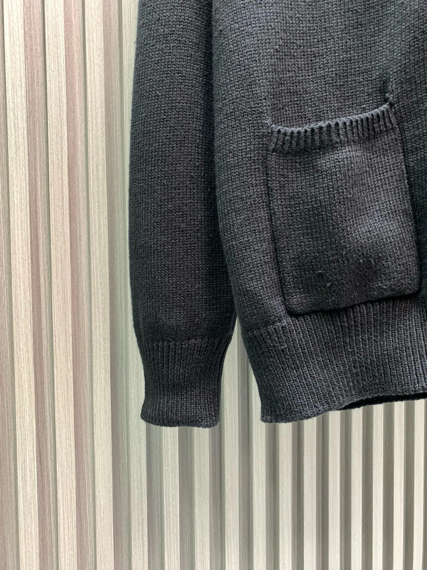 🅿️420 🀄️ Louis Vuitton 1*v25 new autumn and winter new knitted jacket with large logo on the chest. The yarn is 32-count double-ply yarn. It is composed of 30% wool and 70% cotton. It has the warmth of wool and the comfort of cotton. The color must be dyed. After five times of color adjustment, it is reactive black. The fabric is made by an imported 5-needle Stoll intarsia machine. This still needs to be made by an imported machine for better results. The thread effect is 2×1 thread material with silk processing inside. It is not easy to deform when washed. The embroidery thread is dyed wool thread. It is embroidered by a high-density Tajima machine. The embroidery order is from the outside to the inside layer by layer. The size order direction is completely consistent with zp. The threads on the back of the heart are all hand-knotted. The buttons are made of real horn buttons. The horn texture is natural and appears randomly. It has been used many times in our clothing. The letter logo is laser engraved. It is also consistent with zp after testing many times. Buttons are sewn by hand in the same direction